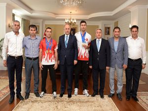 Vali Azizoğlu Dünya şampiyonlarını kutladı