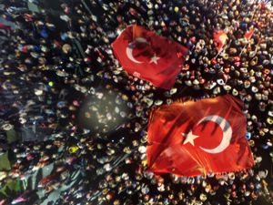 Erzurum'un demokrasi nöbetinde yer ve gök ay yıldızlı bayrak