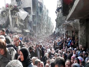 Halep'te insani koridor açıldı, Türkiye sınırına doğru göç başladı
