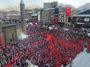 Erzurum bayrak nöbetinde tek yürek
