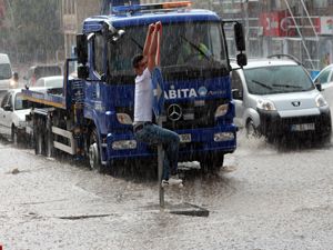 Erzurum'da sağanak yağış hayatı felç etti