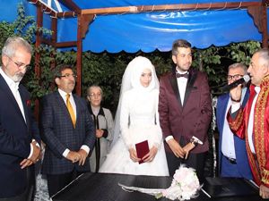 Eski Bakan Güllüce Erzurum'da nikah şahidi oldu