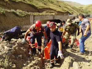  Erzurum'da TIR şarampole devrildi: 1 ölü