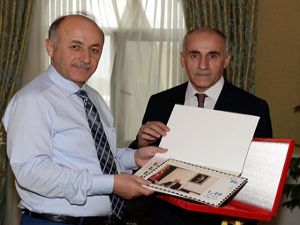 PTT'den Vali Azizoğlu'na kişisel pul koleksiyonu