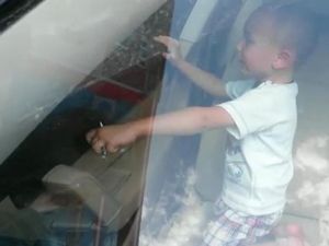 Erzurum'da otomobilde kilitli kalan çocuk, cam kırılarak kurtarıldı