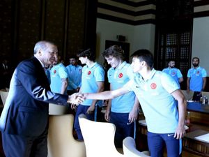 Cumhurbaşkanı Erdoğan, A Milli Futbol Takımı'nı kabul etti