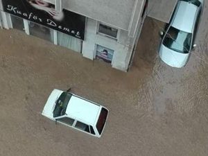 Karadeniz yağmura teslim oldu, Trabzon'da 2 kişi hayatını kaybetti