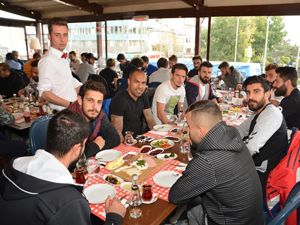 Nazilli maçı öncesi BB Erzurumsporlu futbolculara kahvaltı ikramı