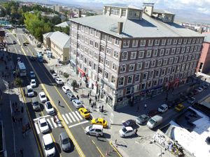 Büyükşehir kentin tarihi Cumhuriyet Caddesi'ni yeniliyor