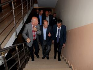 Bakan Akdağ, asansör yerine merdivenleri kullanmayı tercih etti