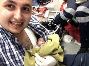Ambulansta doğan bebeğe doktorun adını verdiler