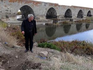 Erzurum'da 381 yıllık köprü, definecilerin hedefi oldu