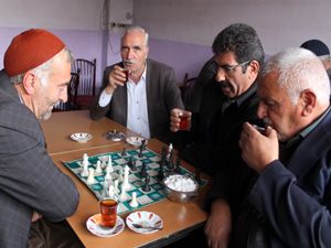 Erzurum'daki çay evinde sadece satranç ve dama oynanıyor
