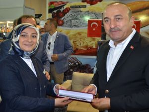 Bakan Çavuşoğlu Yörex'te Erzurum standını ziyaret etti