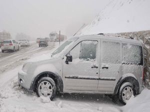 Kar esareti başladı, onlarca araç yolda kaldı