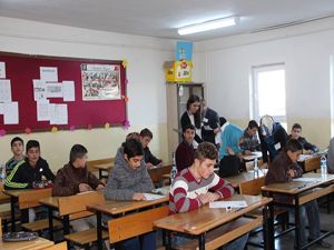 Oltu'da 475 öğrenci TEOG sınavında ter döktü