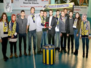 Genç Fenerbahçeliler'den Başkan Gülakar'a plaket
