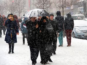 Erzurum'da kar yağışı başladı