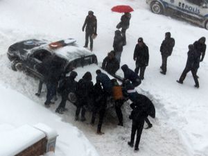 Erzurum'da araçlar yolda kaldı