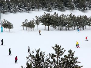 Tatilciler Palandöken'de kayağın tadını çıkarıyor