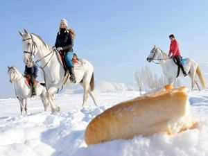 Erzurumlu atlı kadınlar doğaya yiyecek bıraktı