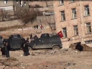 Diyarbakır'da polise bombalı tuzak! Şehit ve yaralılar var