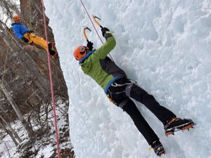 Genç dağcılar, buz tutan şelalelere tırmandı 