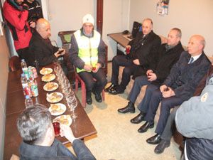 Vali Azizoğlu'ndan polise tatlı ziyaret