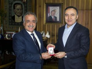 Erzurum eski Valisi Altıparmak, Rektör Çomaklı'yı ziyaret etti