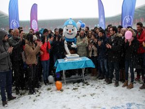 EYOF ekibi ilk pastayı kar altında kesti