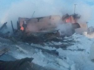 Horasan'da iki ev yanarak kül oldu