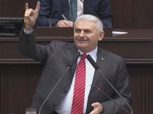 Başbakan Yıldırım'dan, grup toplantısında bozkurt işareti