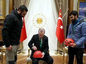 Erzurumlu dağcılar Cumhurbaşkanı Erdoğan'a getirdiler