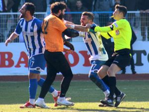 BB. Erzurumspor - Kocaeli Birlikspor maçında saha karıştı