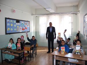 Oltu Şehitler İlkokulu öğrencilerine Bursa'dan kırtasiye desteği
