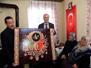 Vali Azizoğlu şehit Oğuzhan Yaşar'ın ailesini ziyaret etti