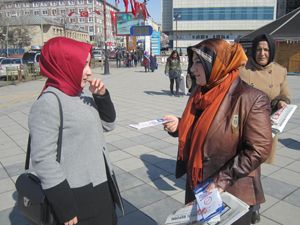 AK Partili kadınlar ev ev gezip referandumu anlatıyor