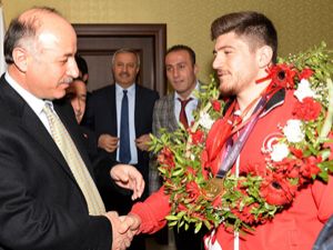 Şampiyon Ertürk, sevincini Vali ile paylaştı