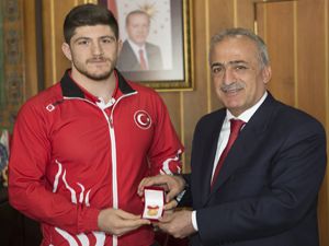 Şampiyon Ertürk, Rektör Çomaklı'yı ziyaret etti
