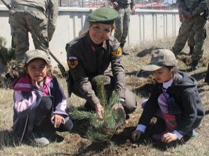 Jandarma öğrencilerle ağaç dikti