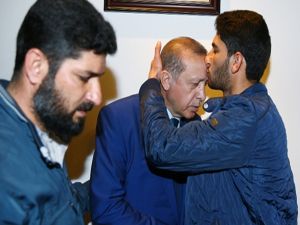 Cumhurbaşkanı Erdoğan ikizlerini kaybeden baba ile görüştü