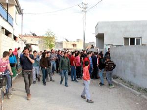 İzmir karıştı, 500 kişilik Suriyeli grup ellerine sopalarla sokakta