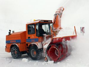 Doğu'da 'kar kaplanları' karla mücadele çalışmalarını sürdürüyor
