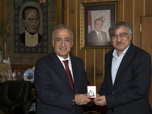 Eğitim Bir-Sen Genel Başkan Vekili Latif Selvi, Rektör Çomaklı'yı ziyaret etti