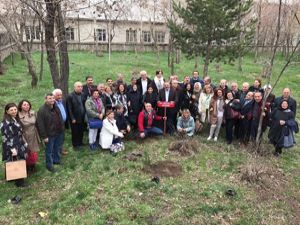 Erzurum Lisesi'nin 81 yılı mezunlarından, okul bahçesine 100 hatıra fidan