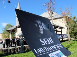 Erzurumlu hemşehrileri İbrahim Erkal için gıyabi cenaze namazı kıldı