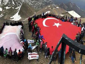 Zirvede Türk bayrağı açtılar