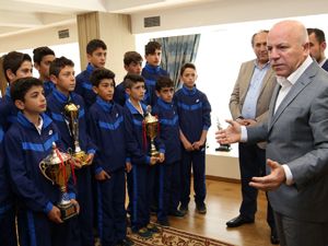 BB. Erzurumspor'un şampiyon altyapısı Başkan Sekmen'i ziyaret etti