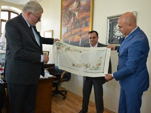 Başkan Korkut, Erzurum'un ehramını AB temsilcisine hediye etti