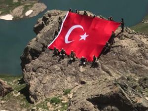 'Girilemez' denilen İkiyaka Dağları'nda dev Türk Bayrağı...